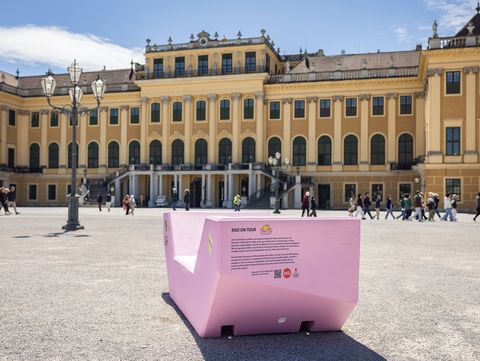 Rosa Enzi-Sitzmöbel vor dem Schloss Schönbrunn im Ehrenhof in Wien bei sonnigem Wetter.