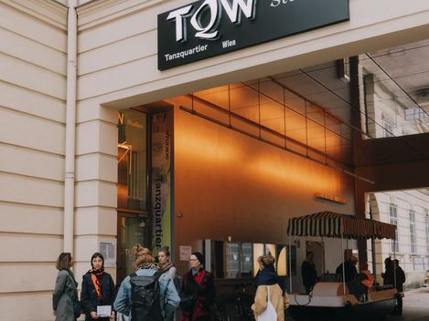 Einige Personen warten vor dem Eingang des Tanzquartier Wien.