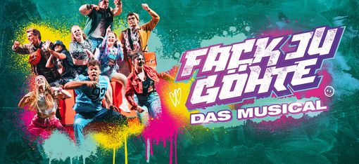 Das preisgekrönte Musical ist zurück auf Tour
Als Zeki Müller nach seiner Haftstrafe entlassen wird, denkt er nur an eins: die Beute seines letzten Überfalls. Dumm nur, dass seine Freundin das Geld genau da vergraben hat, wo heute die Turnhalle der Goethe-Gesamtschule steht. Also bewirbt sich Zeki als Hausmeister – und wird durch ein Missverständnis mit der Direktorin Frau Gerster zum Aushilfslehrer. Statt schnellem Geld heißt es nun: Nachsitzen mit der Chaosklasse 10b.