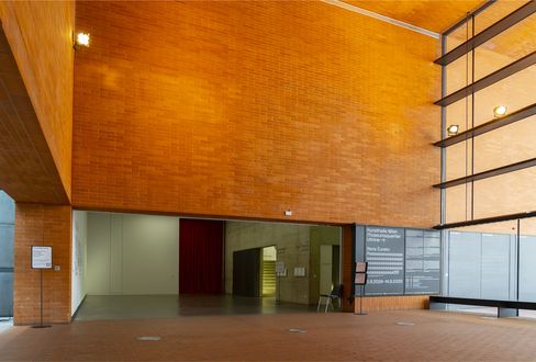 Brick foyer of the Kunsthalle Wien with the entrance to the exhibitions.